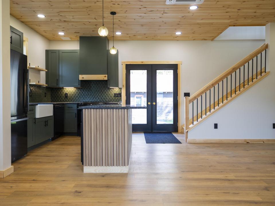 Kitchen & Center Island
