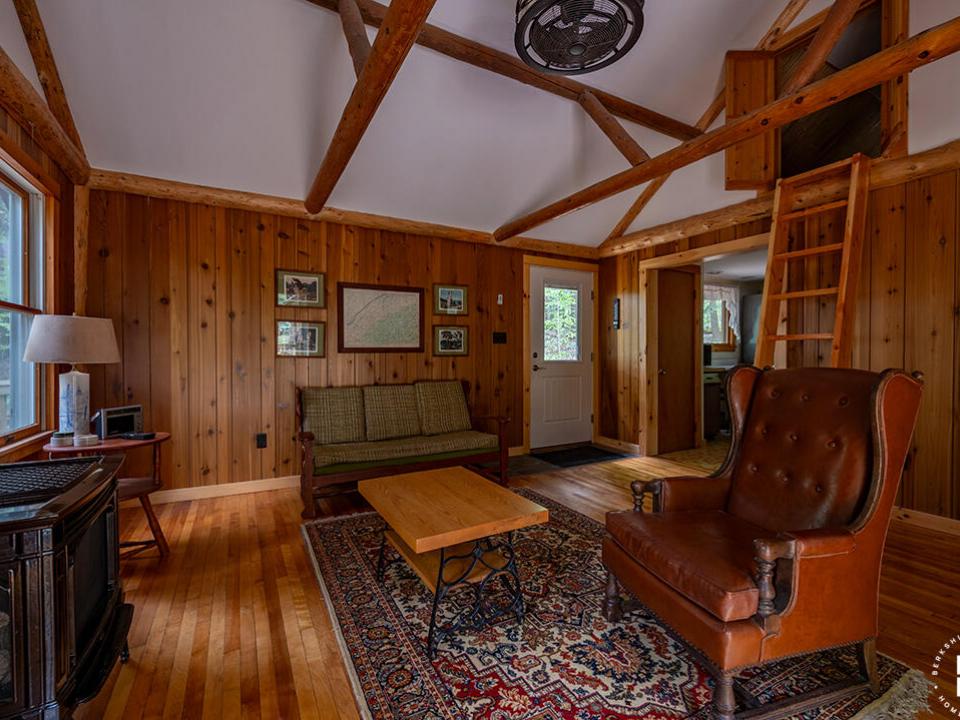 LakefrontHomeOnUpperSaranac_GC_LivingRoo