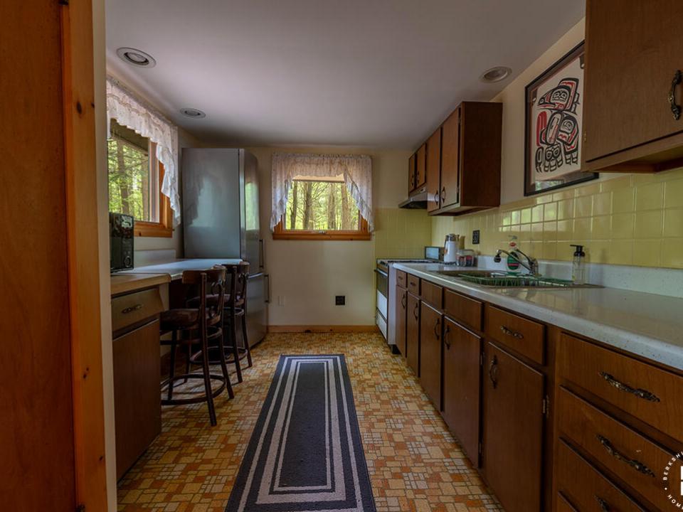 LakefrontHomeOnUpperSaranac_GC_Kitchen