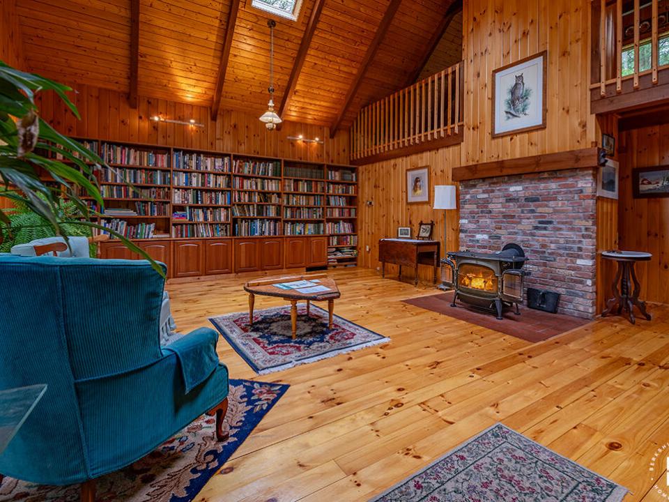 LakefrontHomeOnUpperSaranac_LivingRoom_W