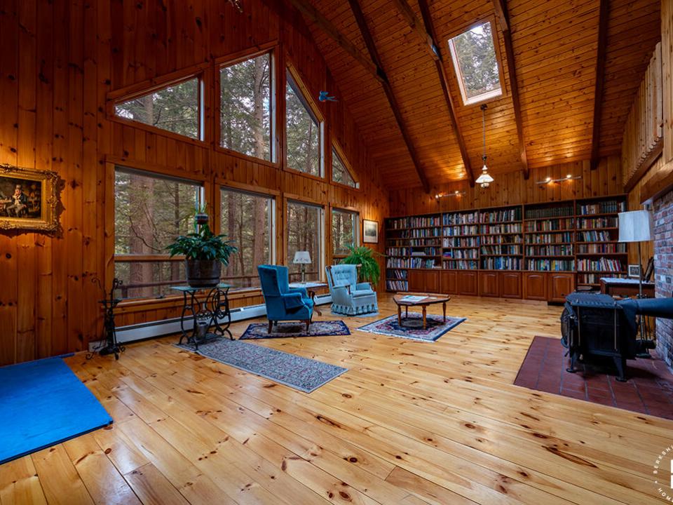 LakefrontHomeOnUpperSaranac_LivingRoom_L