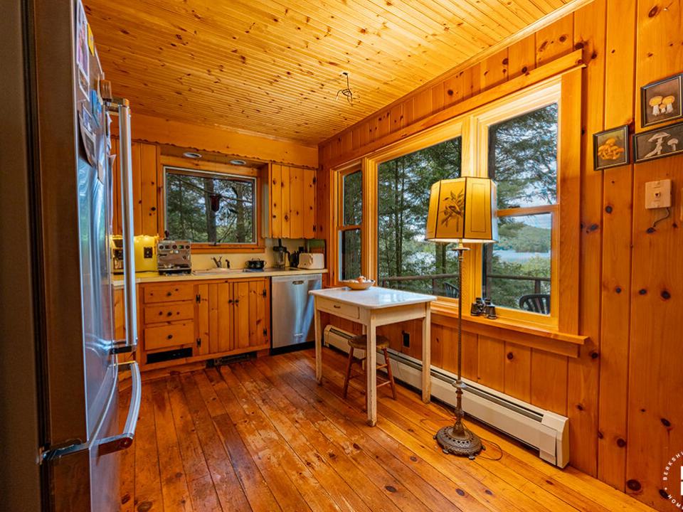 LakefrontHomeOnUpperSaranac_Kitchen