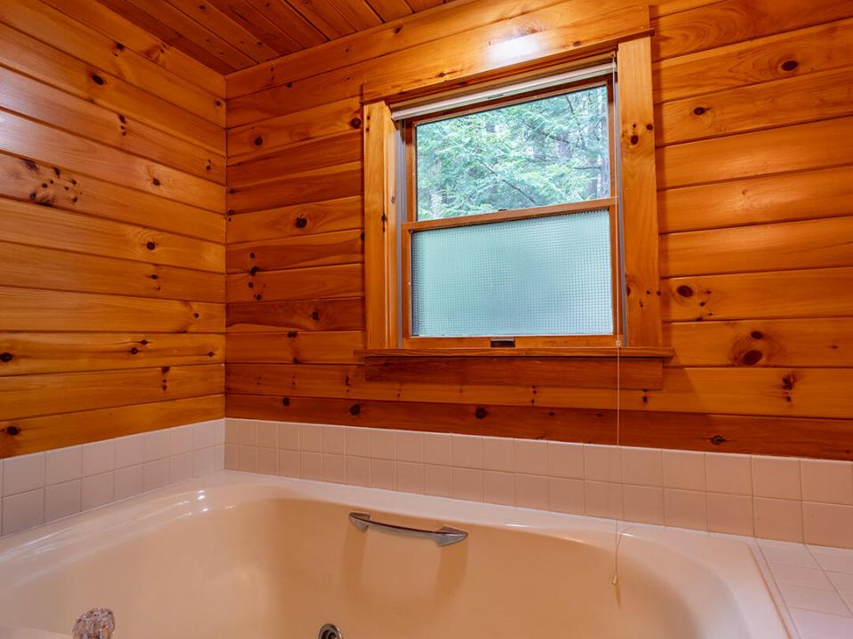 LakefrontHomeOnUpperSaranac_Bathroom1_Tu