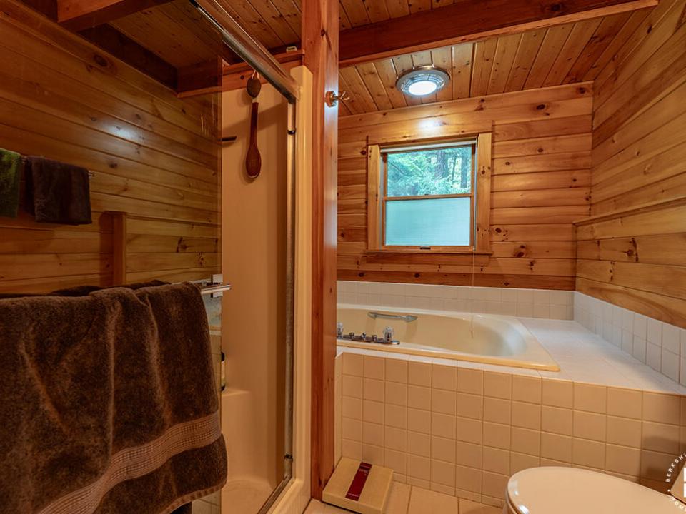 LakefrontHomeOnUpperSaranac_Bathroom1_Sh