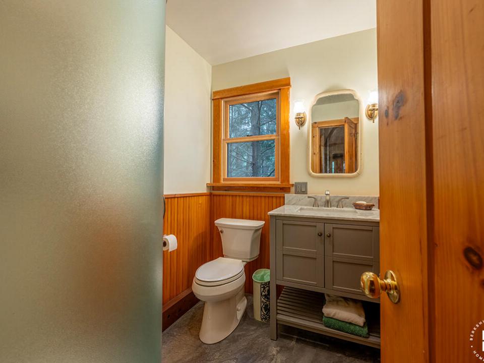 LakefrontHomeOnUpperSaranac_Bathroom2