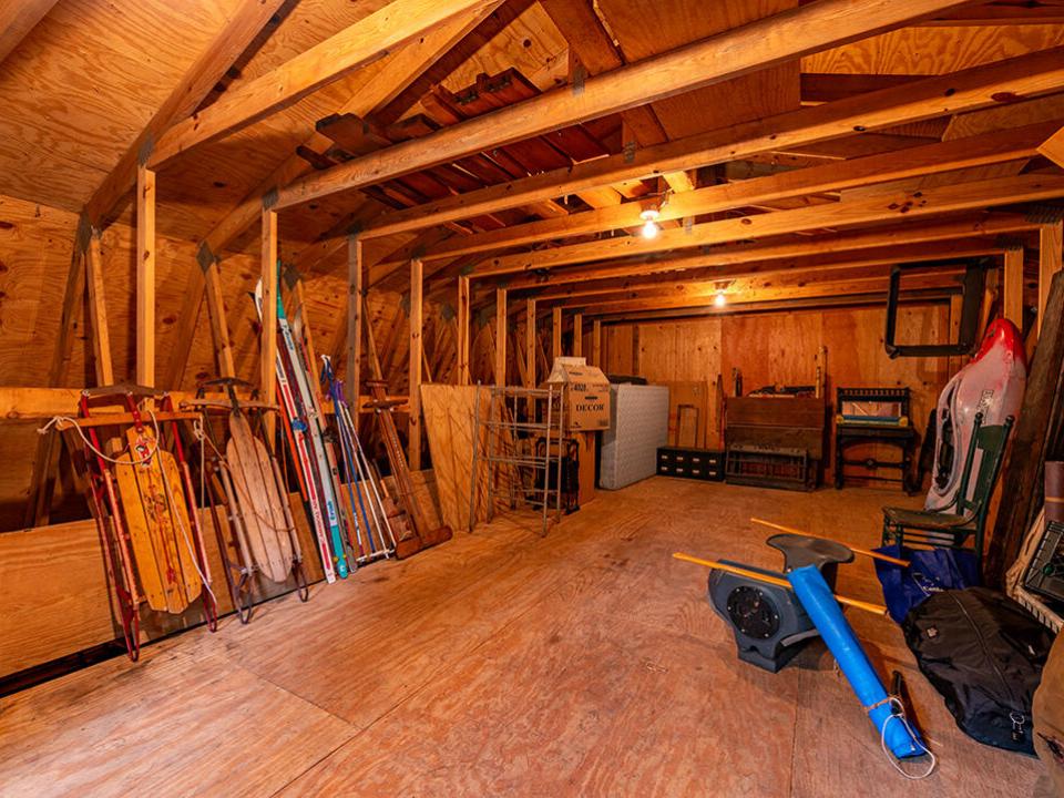 LakefrontHomeOnUpperSaranac_UpperLoftAre