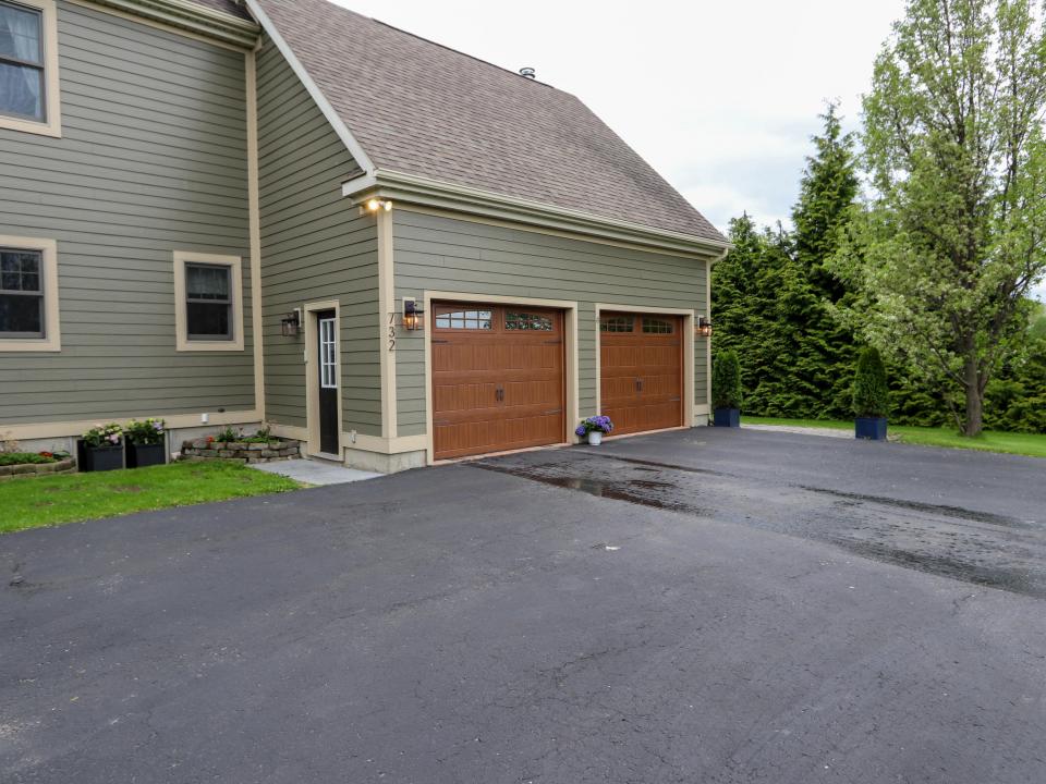 Exterior Garage/Driveway