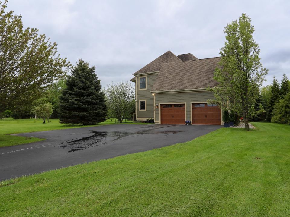 Exterior Garage/Driveway