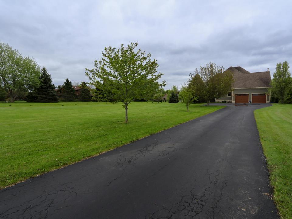 Exterior Garage/Driveway