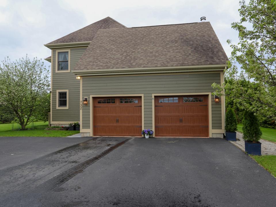 Exterior Garage/Driveway