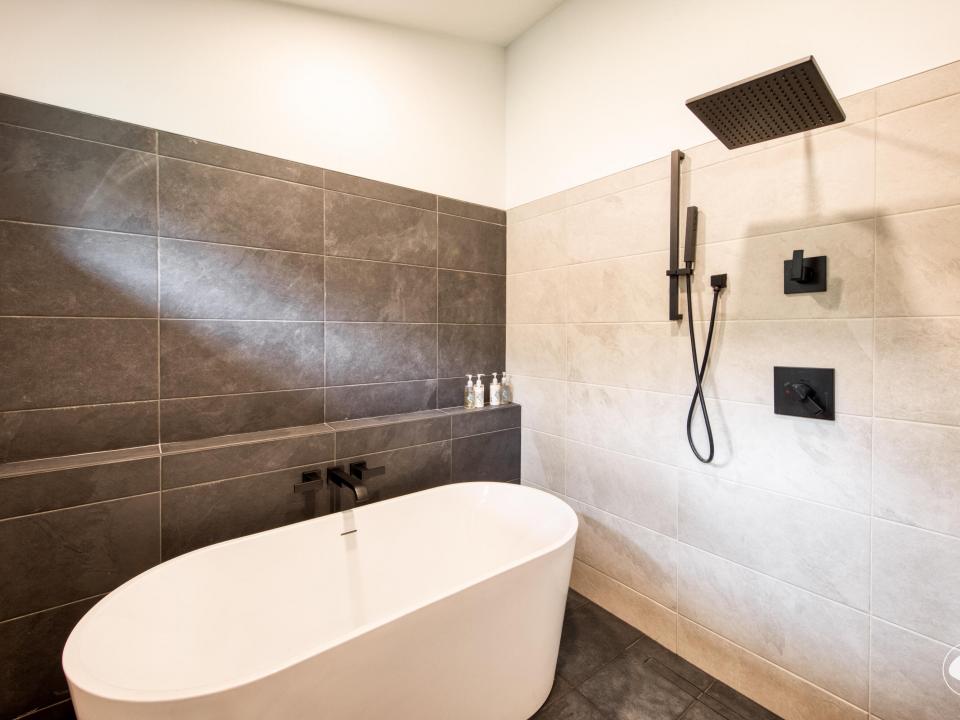 Primary Soaking Tub/Rain Shower