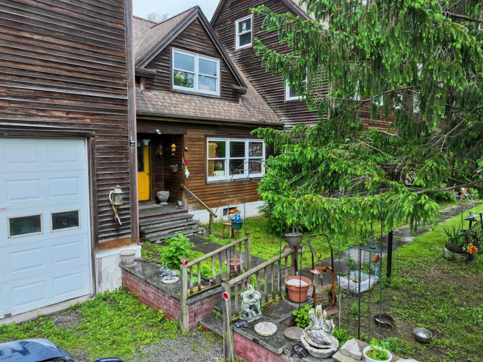 8 Balsam Dr entry