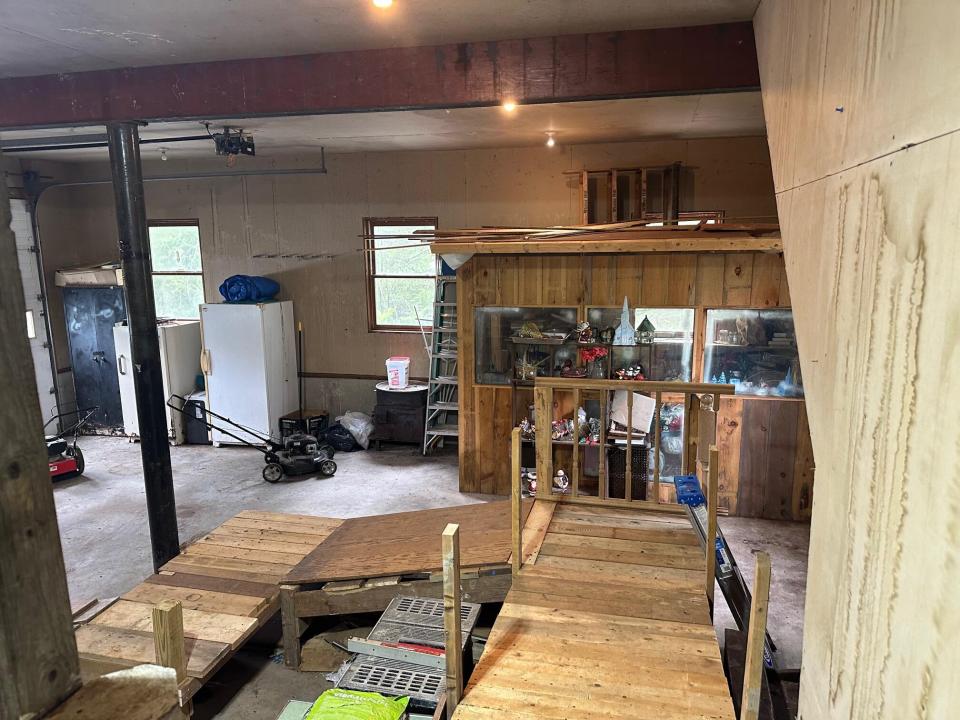 8 Balsam Dr garage 2