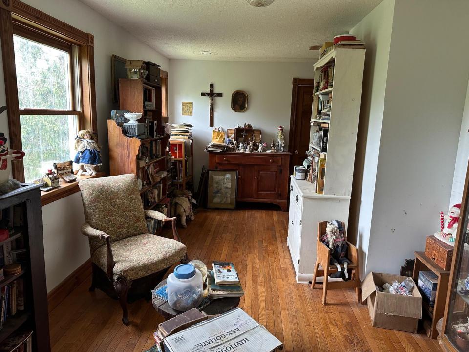 8 Balsam Dr reading room