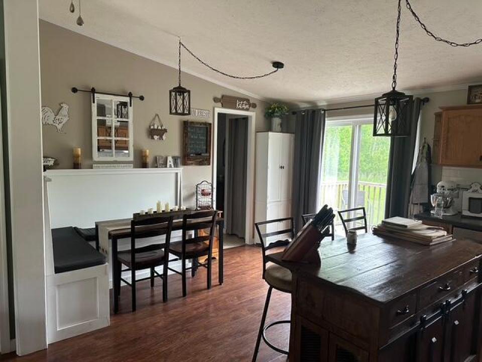 8566 Rt 22 seating area