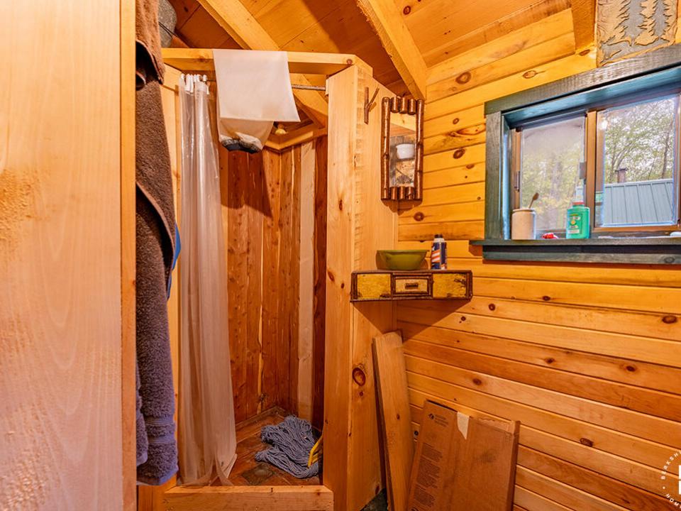 HuntersParadiseInKeeneValley_Bathroom_Sh