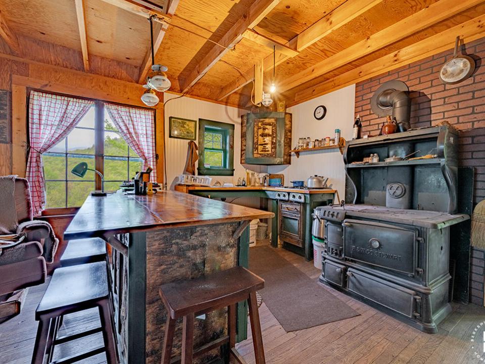 HuntersParadiseInKeeneValley_Kitchen_Bre