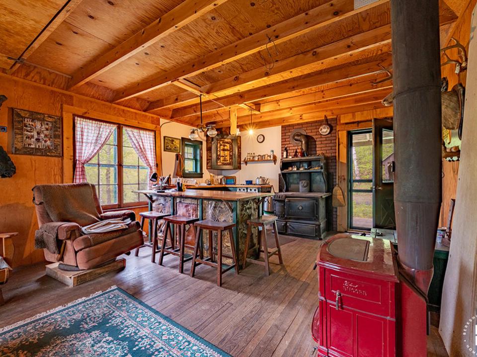 HuntersParadiseInKeeneValley_Kitchen_Fro