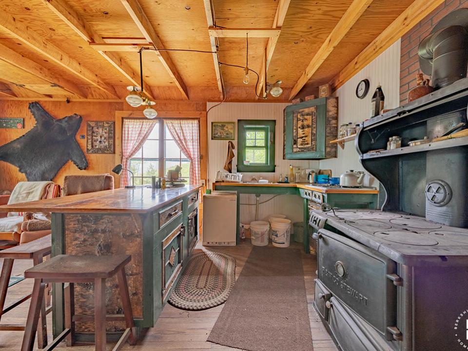 HuntersParadiseInKeeneValley_Kitchen