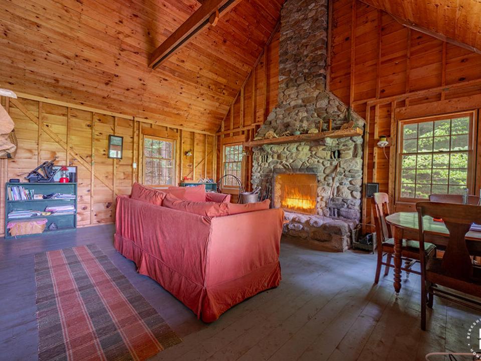 KeeneValleyCampOnLeviLamb_LivingRoom_R