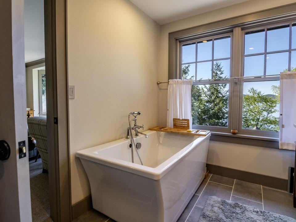 Bathroom_Main_Tub