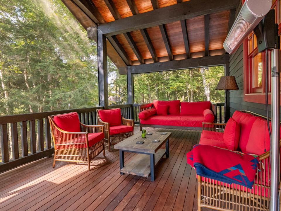 ScreenedPorch_SittingArea_From_Doorway
