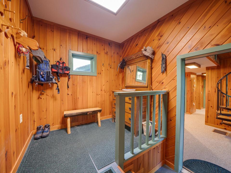 Entry/mudroom