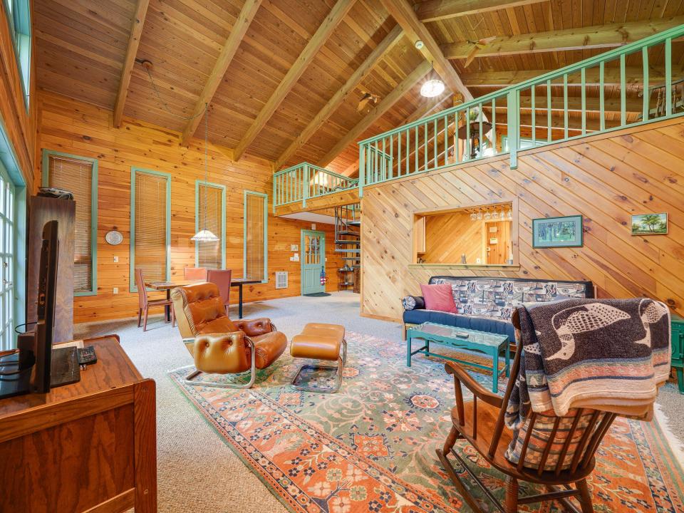 Great room with pass through to kitchen