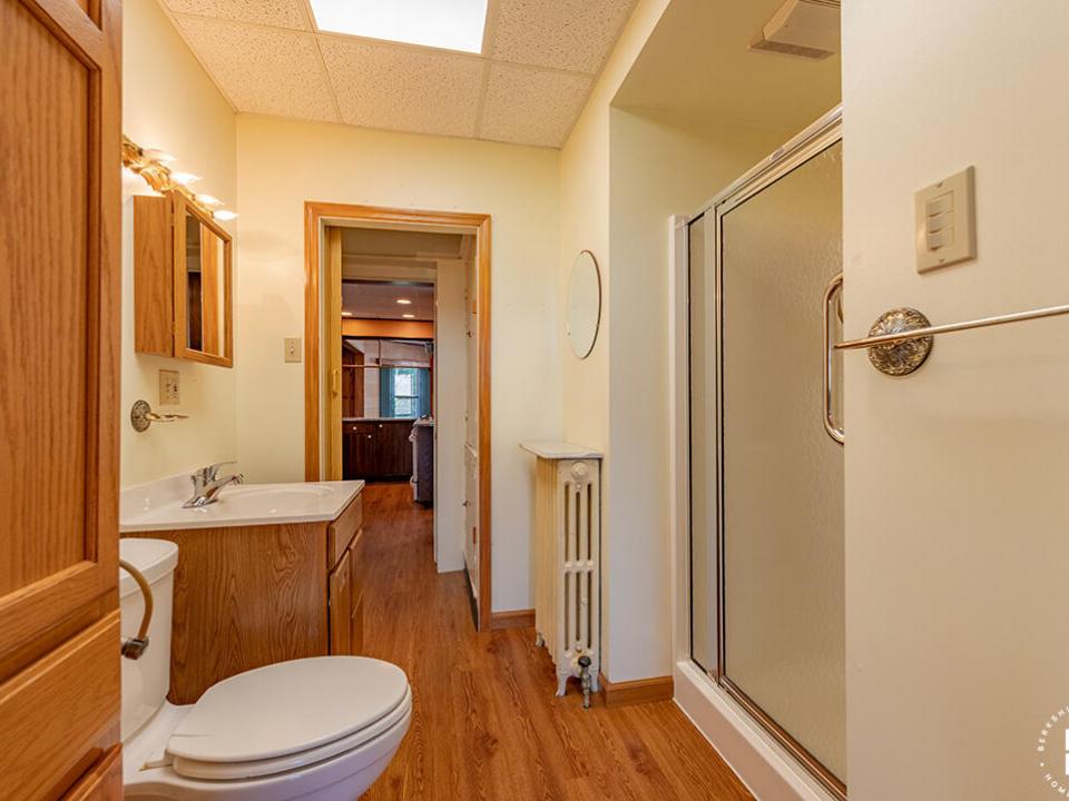 FarmhouseInBloomingdale_Bathroom1