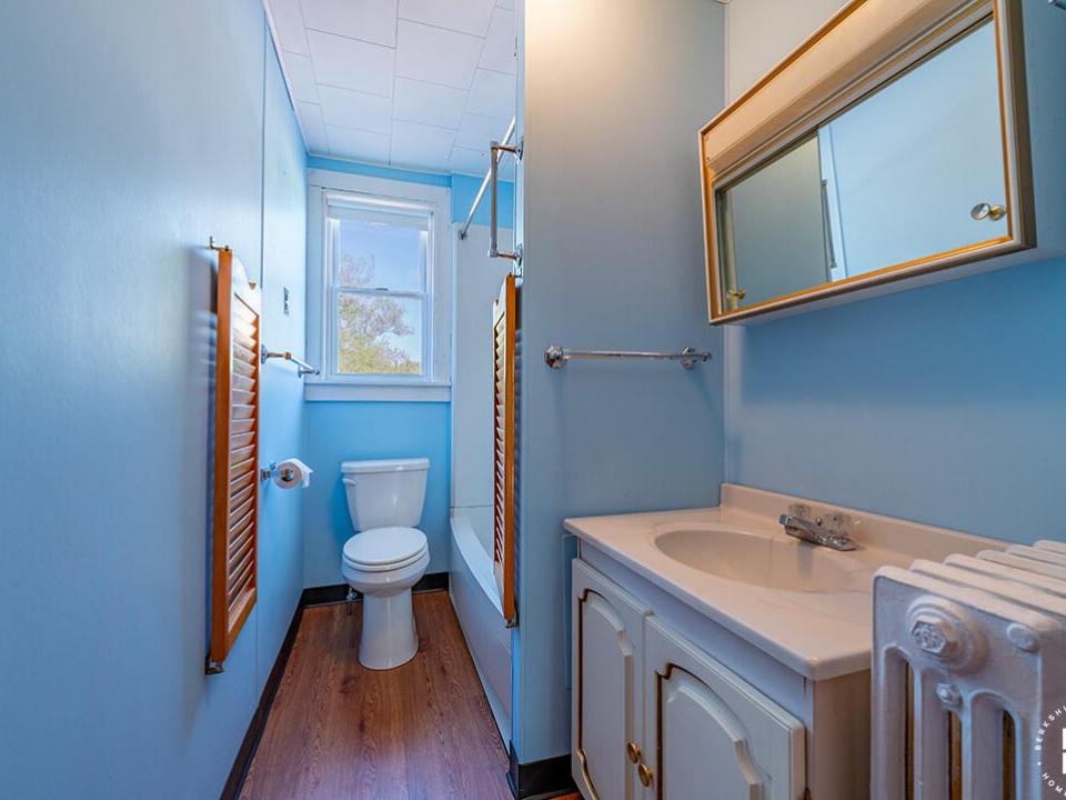 FarmhouseInBloomingdale_Bathroom2