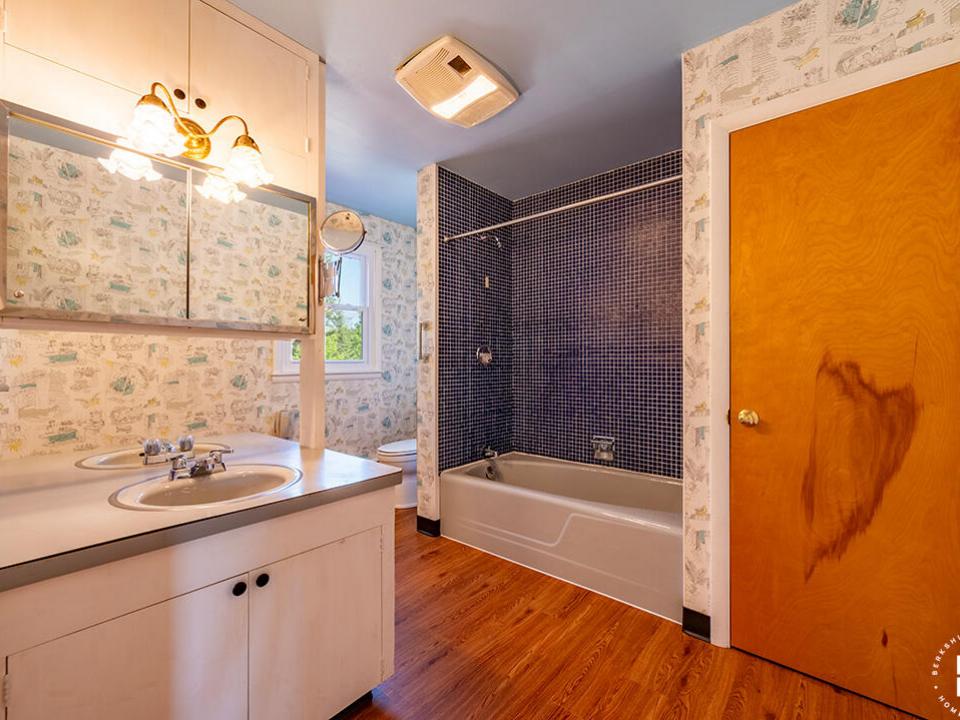 FarmhouseInBloomingdale_Bathroom3