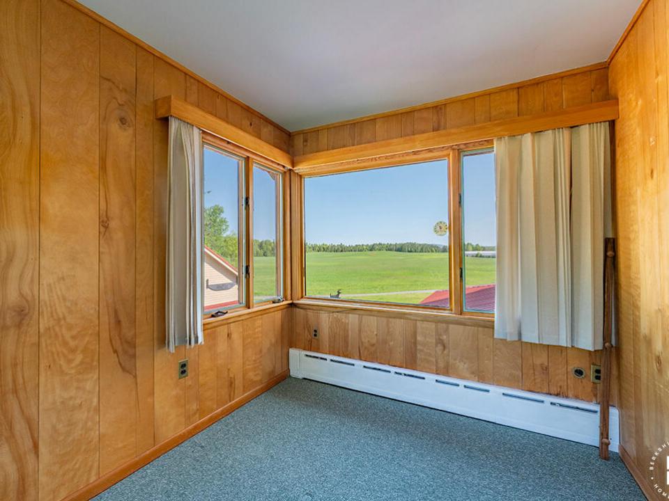 FarmhouseInBloomingdale_Bedroom1_FieldVi