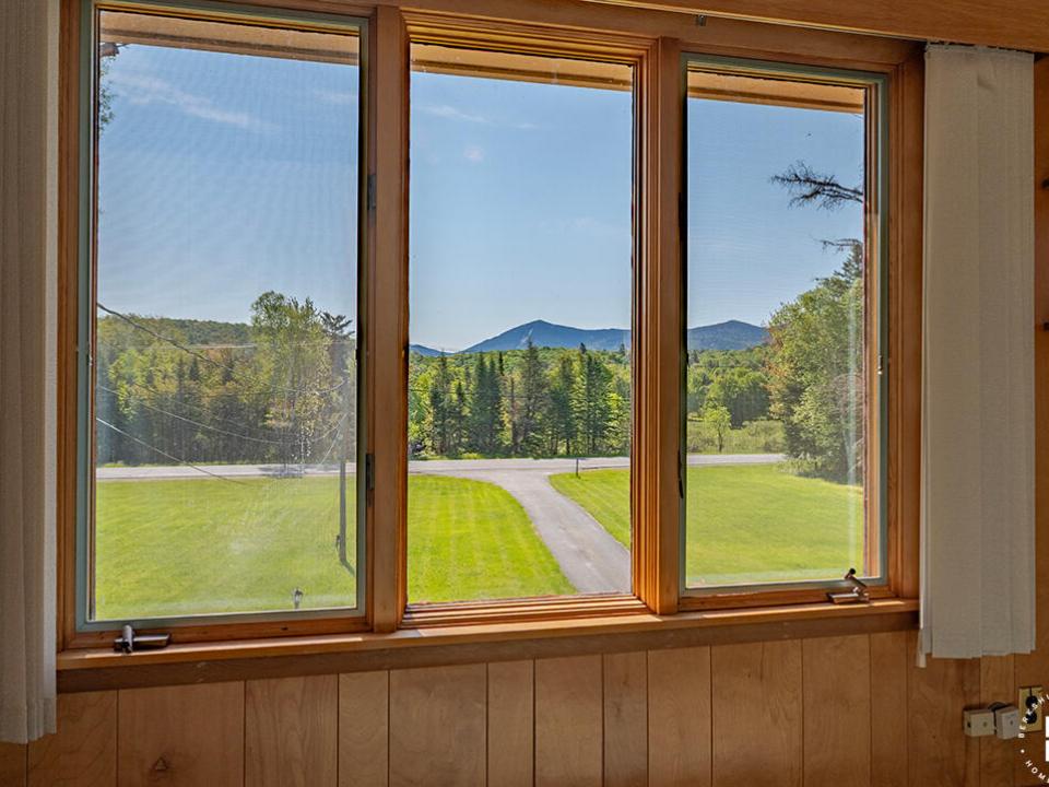 FarmhouseInBloomingdale_Bedroom1_Mtn_Vie