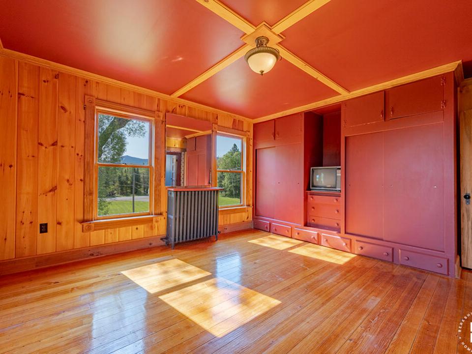 FarmhouseInBloomingdale_Bedroom2_MTN