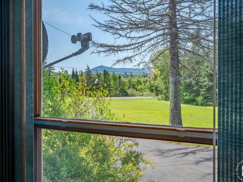 FarmhouseInBloomingdale_DiningRoom_View