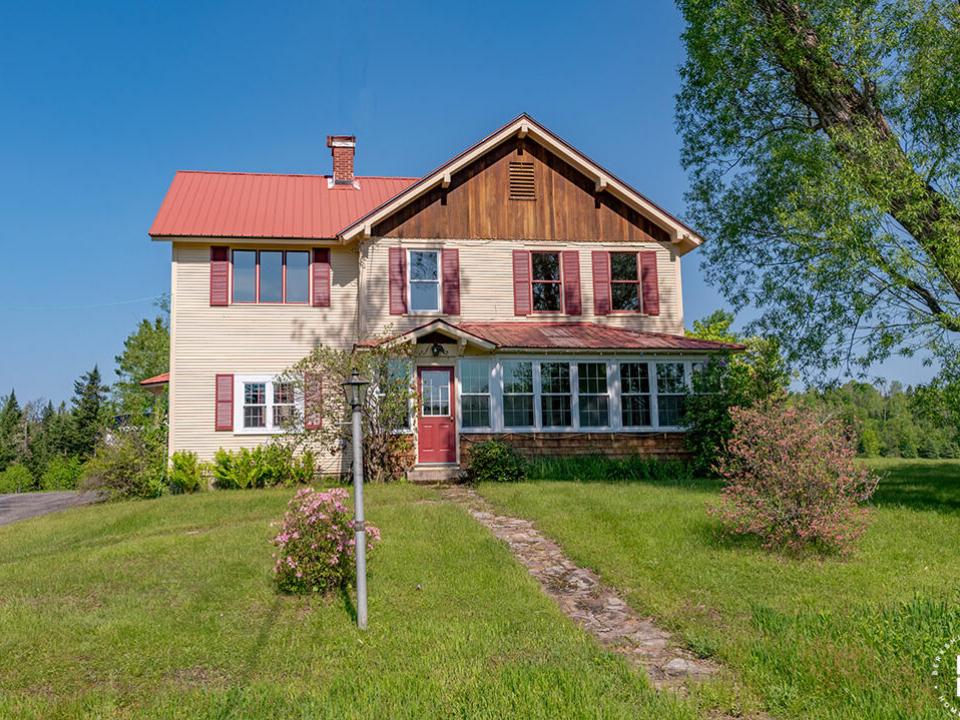 FarmhouseInBloomingdale_Exterior_Front