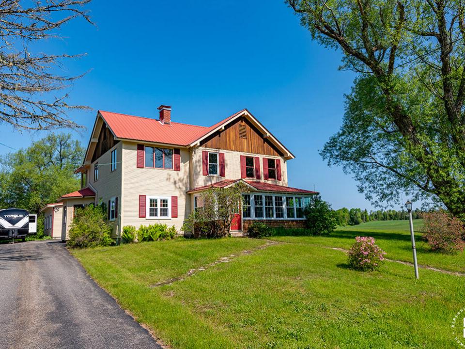 FarmhouseInBloomingdale_Exterior