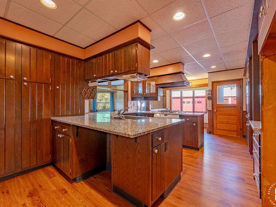 FarmhouseInBloomingdale_Kitchen_L