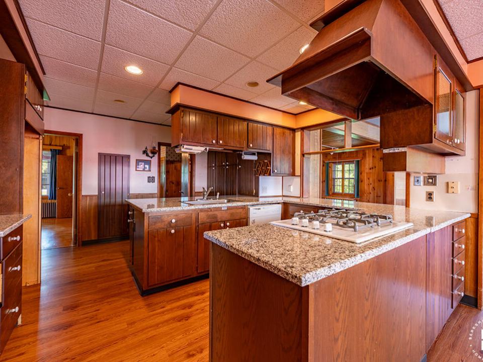 FarmhouseInBloomingdale_Kitchen_R