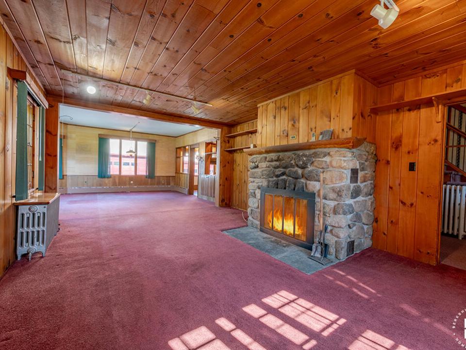 FarmhouseInBloomingdale_LivingRoom_Firep