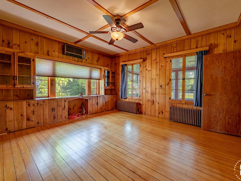 FarmhouseInBloomingdale_MainLevel_Bedroo