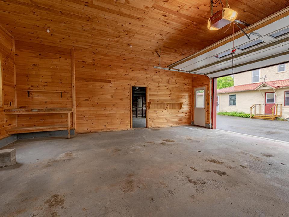 FarmhouseInBloomingdale_Garage_BonusArea