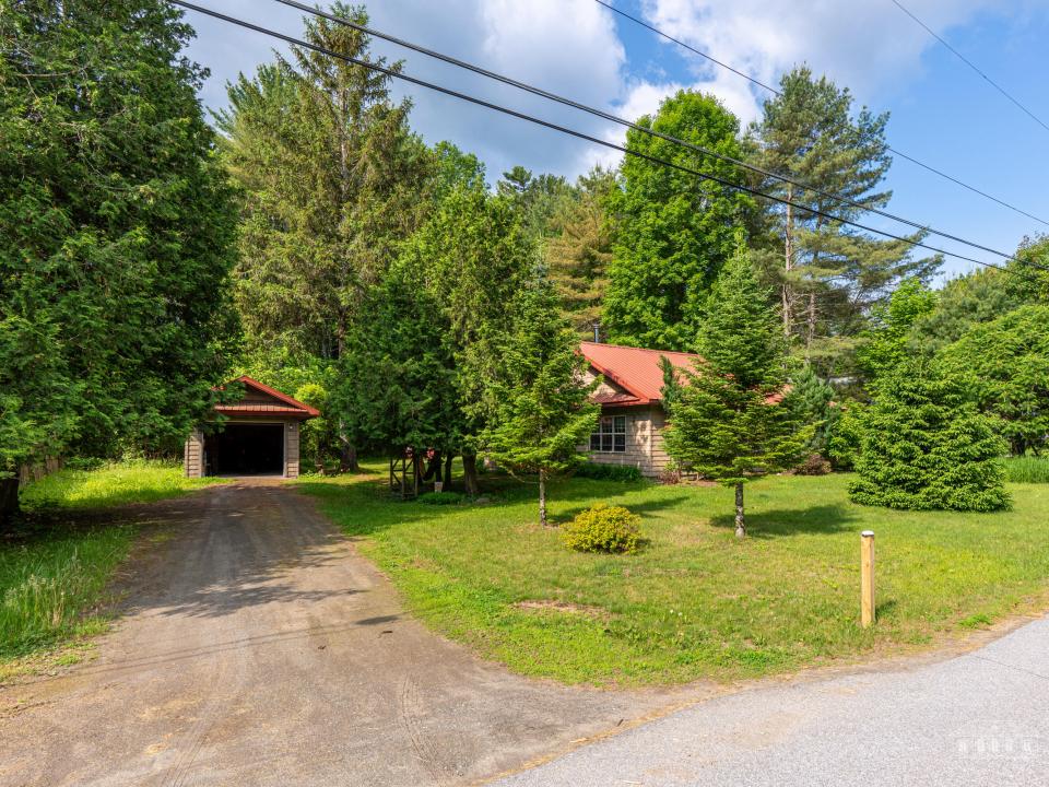 View from Roscoe Rd down driveway