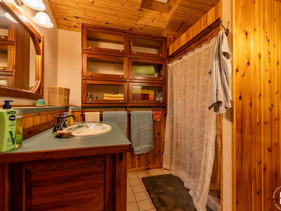 CampBassRockOnTupperLake_MH_Loft_Bathroo