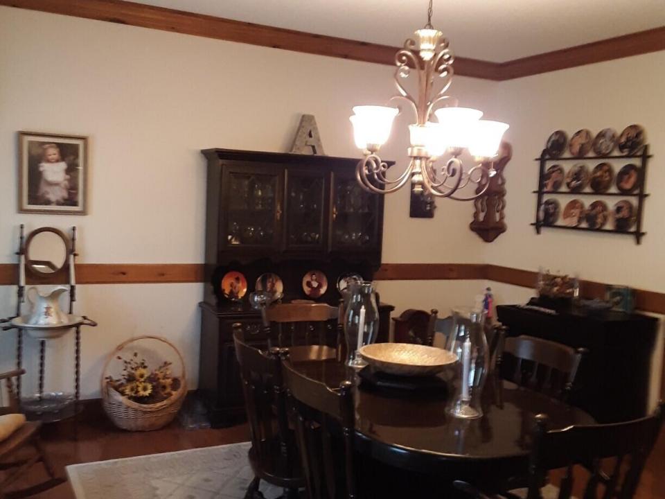 formal dining off kitchen