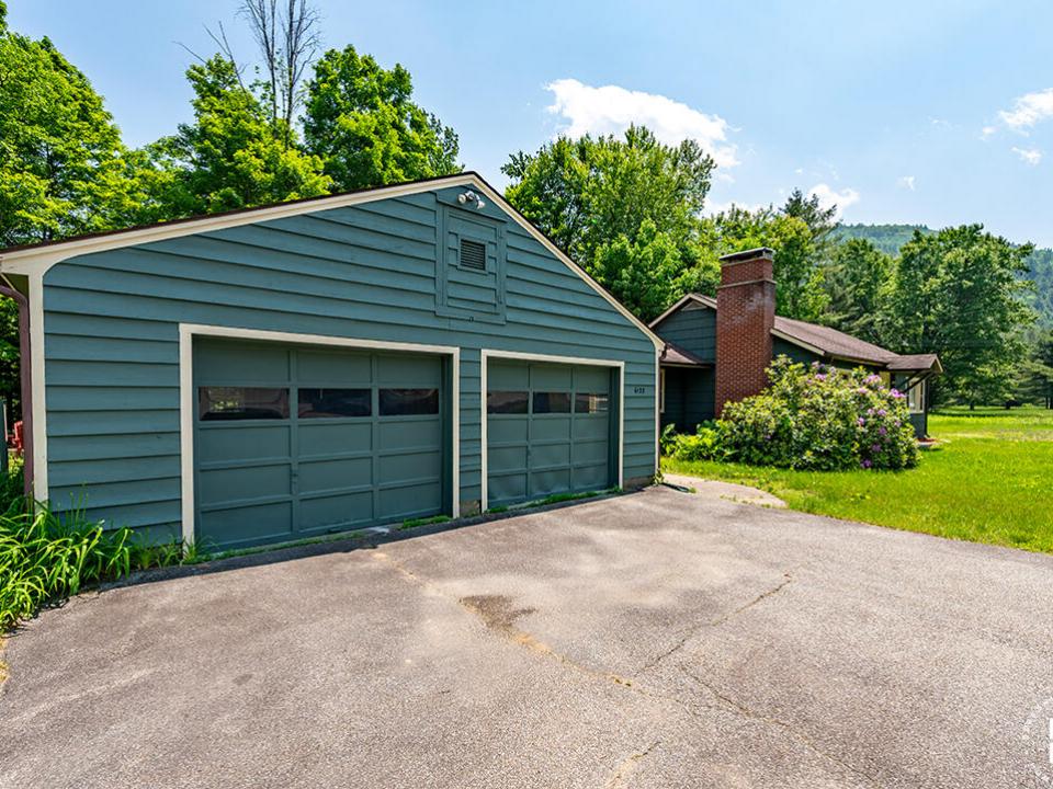 RanchInNewRussia_Exterior_Garage