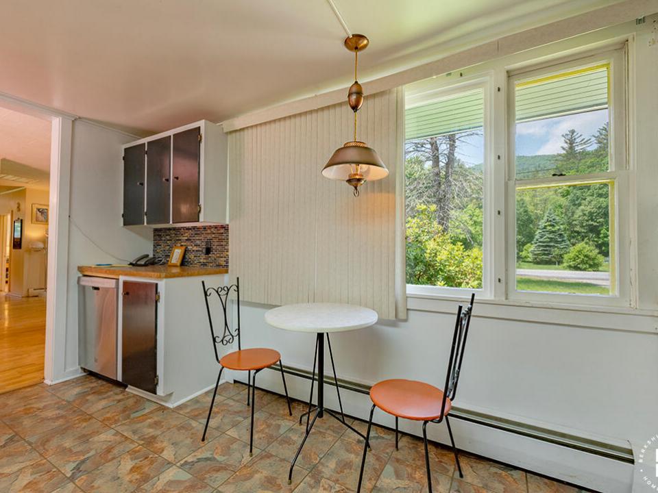 RanchInNewRussia_Kitchen_BreakfastTable