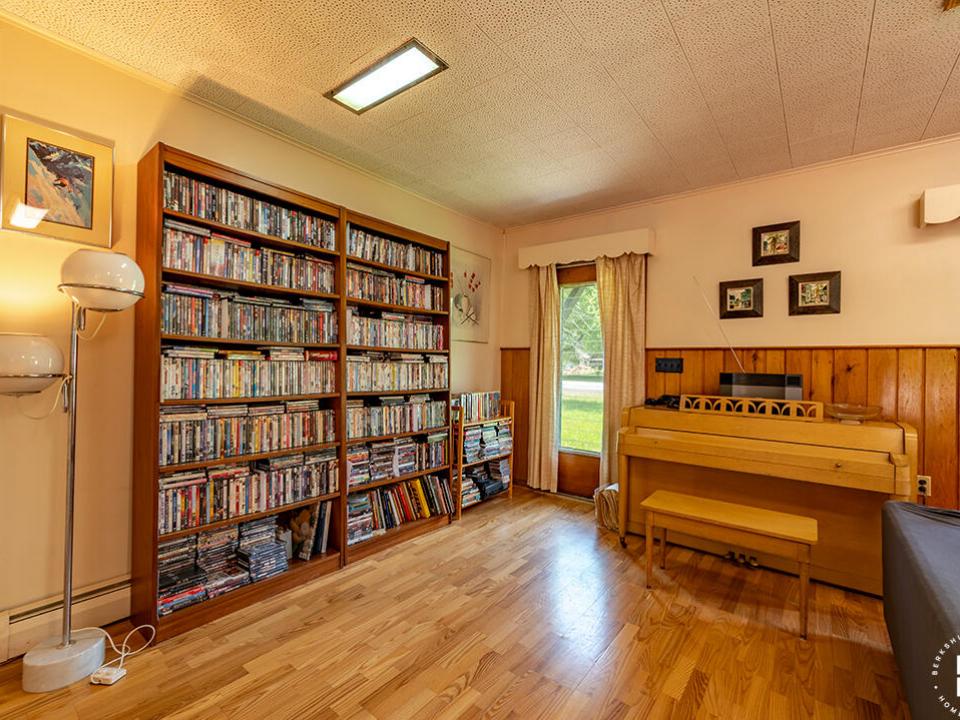 RanchInNewRussia_LivingRoom_Piano