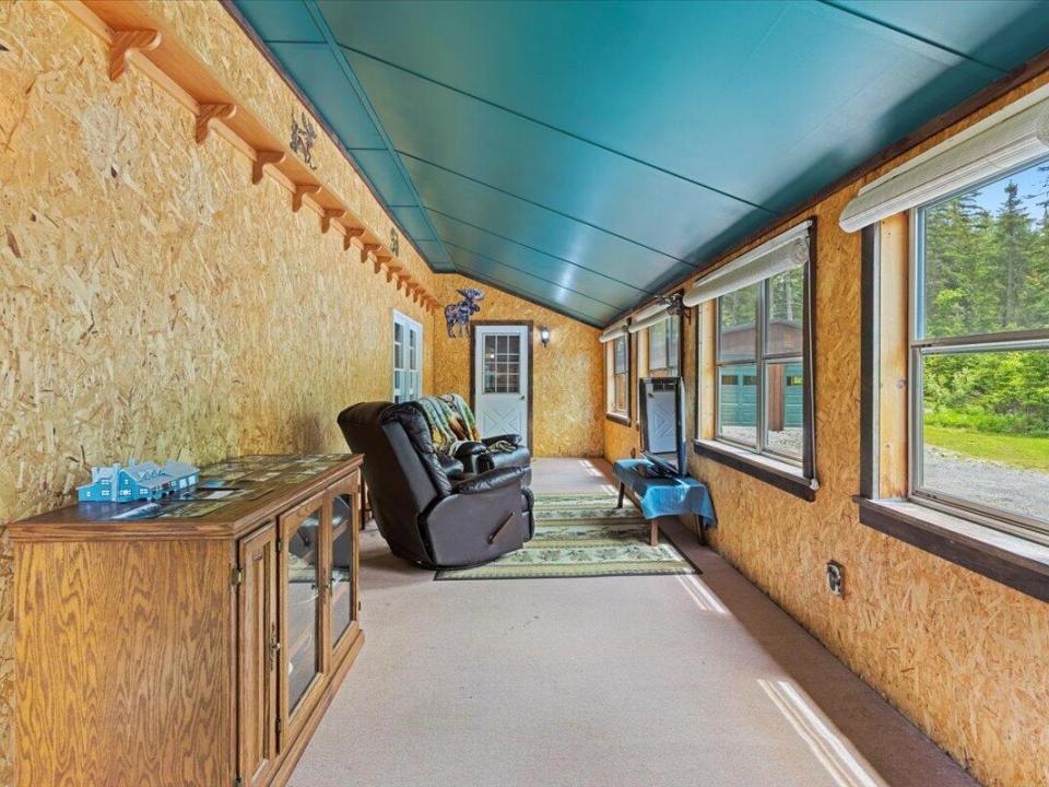 524