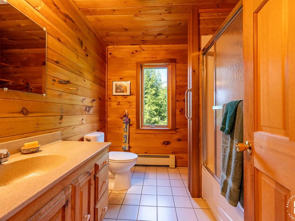 HomeOnJacksonRoadInKeene_Bathroom1